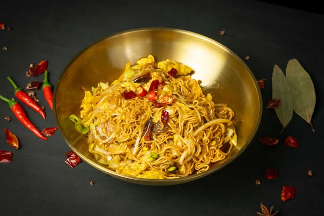 Wok-Fried Instant Noodles / 炒方便面